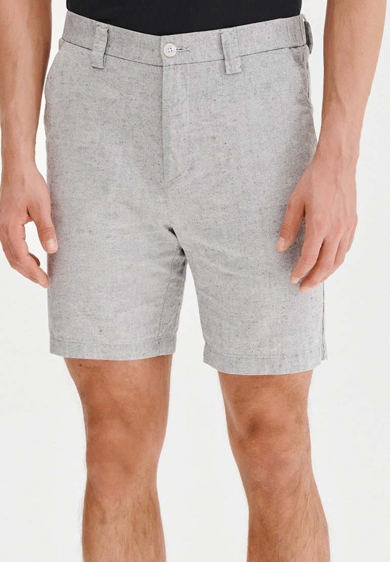 Jasnoszare szorty wykonane z fakturowanej tkaniny, z płaskim przodem, jednopiętrowym zapięciem na guzik oraz bocznymi kieszeniami.