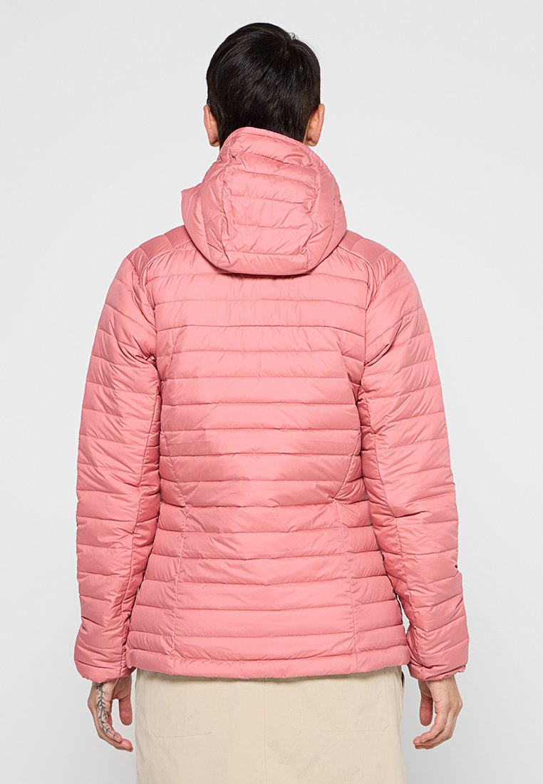 Giacca puffer rosa con design a righe orizzontali, cappuccio e superficie liscia, caratterizzata da una vestibilità comoda e polsini elasticizzati.