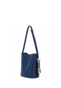 Sac seau en cuir bleu marine avec une texture lisse, une bandoulière réglable et un porte-clés avec des éléments en argent.
