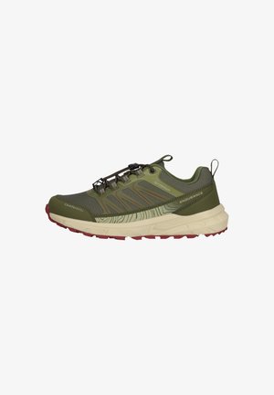 Chaussures de randonnée imperméables vertes avec une tige en maille texturée, des accents réfléchissants et une semelle extérieure rouge robuste. Dotées d'un système de lacets rapide.