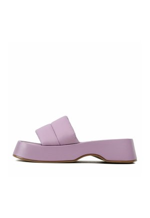 Sandalo con zeppa in viola chiaro con ampia fascia imbottita e suola spessa con lieve arco sotto la parte centrale del piede.