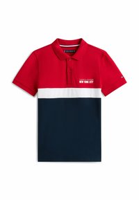 Rød og marineblå polo shirt med en hvid vandret stribe. Har krave, korte ærmer og teksten "NEW YORK CITY" i hvid.
