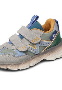 Scarpa sportiva grigia e blu con strap in Velcro, tomaia in tessuto texture, suola in gomma e dettagli in tessuto multicolore. Presenta un passante per il pull-tab.