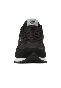 Czarne sneakersy K-Swiss z siateczkowym i zamszowym wierzchem, czarnymi sznurówkami i białą podeszwą, przedstawione z przodu.