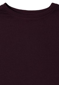 Gros plan sur un tissu tricoté côtelé violet foncé avec un col rond, montrant la texture et les détails des coutures.