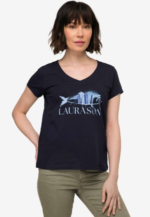 Navyblaues V-Ausschnitt-T-Shirt aus Baumwolle mit einem grafischen Design eines Fisches und dem Wort "LAURASON" in hellblau. Kurze Ärmel.