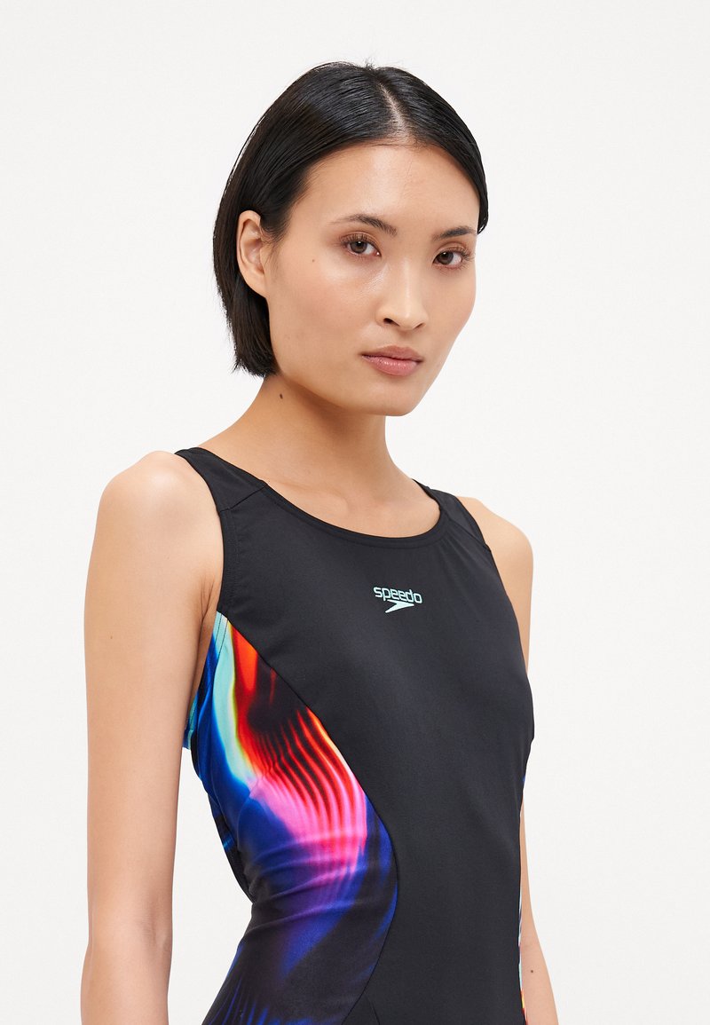 Maillot de bain une pièce noir avec un motif abstrait multicolore sur le côté ; texture lisse ; logo sur la poitrine ; design sans manches.