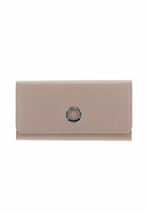 Portefeuille en cuir beige clair, de forme rectangulaire, surface texturée, avec un accent en métal argenté circulaire au centre.