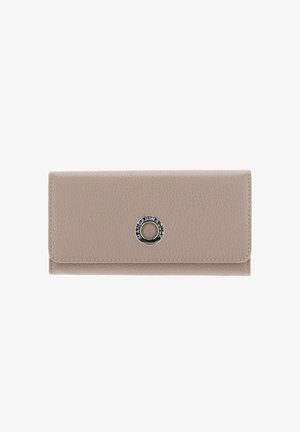 Portefeuille en cuir beige clair, de forme rectangulaire, surface texturée, avec un accent en métal argenté circulaire au centre.