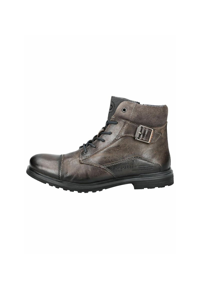 Bottine en cuir marron avec texture contrastante, bout rond, fermeture à lacets sur le devant, détail de boucle sur le côté et semelle en caoutchouc durable.