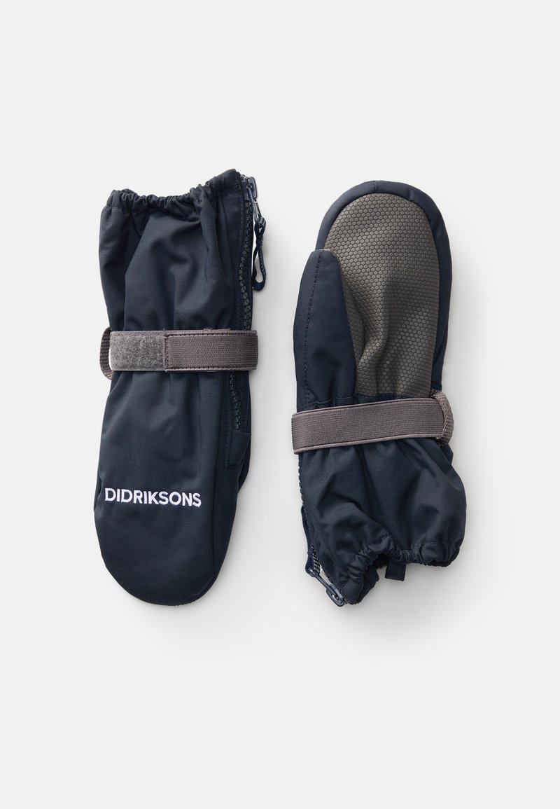 Čierne rukavice s textúrovaným palmovým úchopom, elastickými manžetami a suchým zipsom. Obsahujú logo značky na jednom rukavici. Odolný vodotesný materiál.