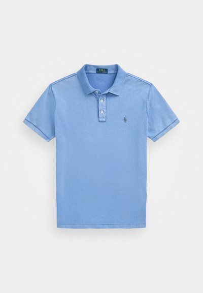 Svetlo modra polo majica iz bombažne mešanice, kratki rokavi, zapenjanje na tri gumbe, izvezen logotip na levi prsih, subtilni detajli teksture.