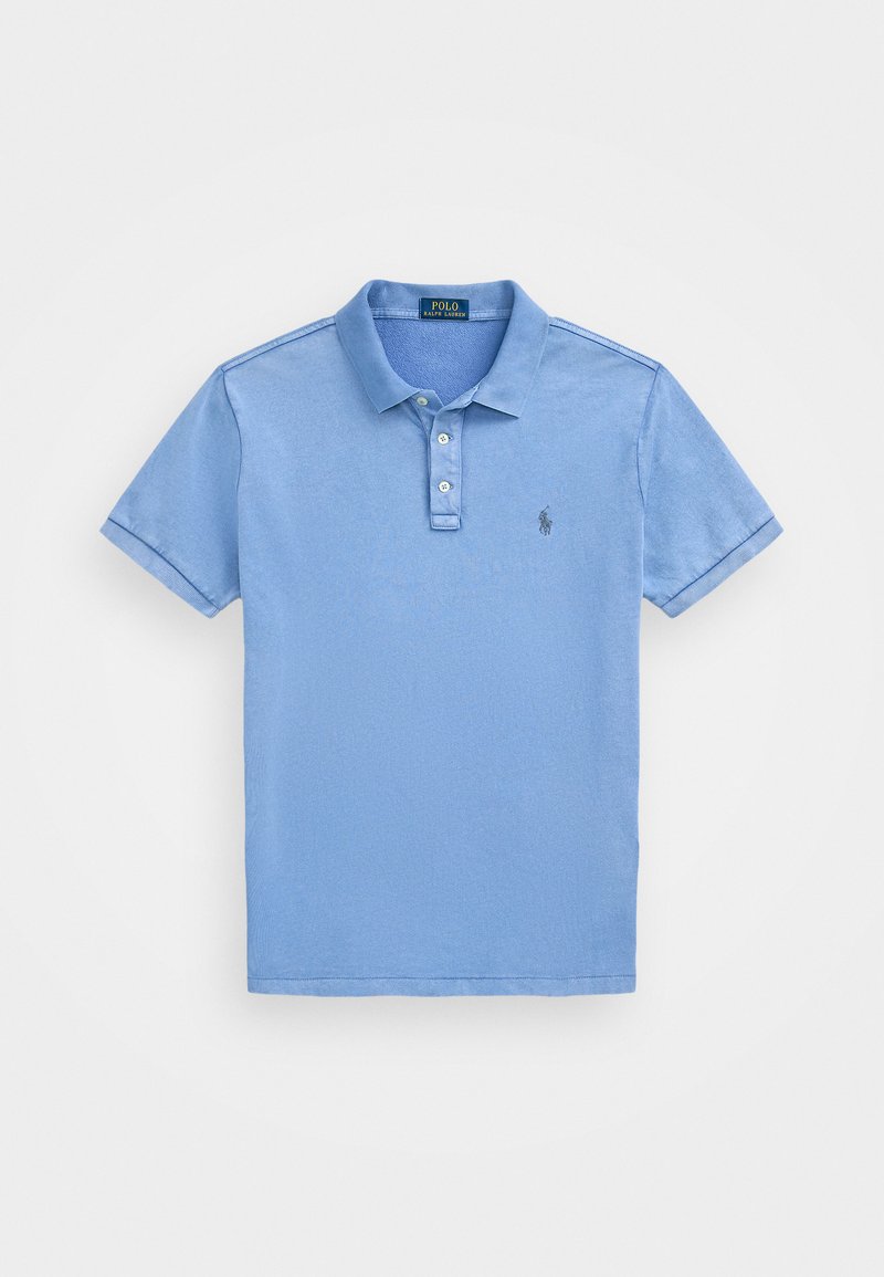 Ljust blå pikétröja i bomullsblandning, kort ärm, treknappsstängning, broderad logotyp på vänster bröst, subtila texturdetaljer.