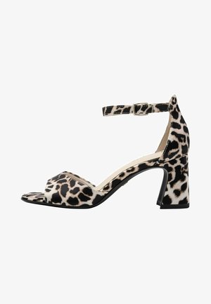 Leopard print high-heeled sandals with an ankle strap, open toe, and a block heel. Upper made of textured synthetic material.