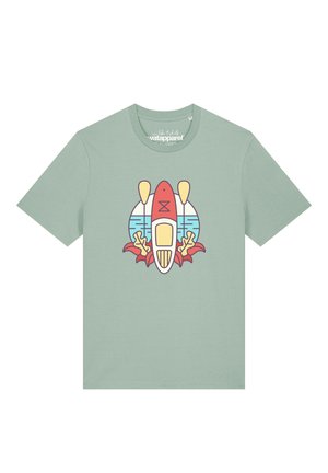 Hellgrünes T-Shirt mit einer bunten Grafik eines Kajaks, zwei Paddeln, Wasser und Blättern in der vorderen Mitte.