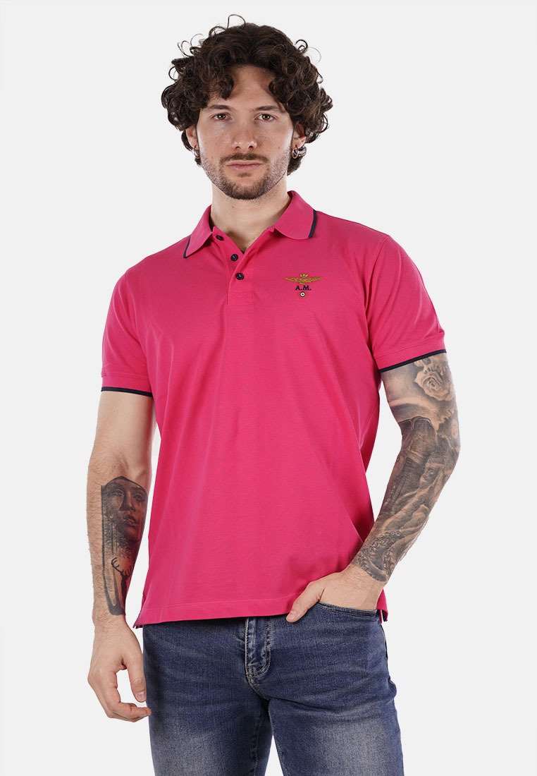 Polo shirt da uomo rosa con colletto e polsini in contrasto blu navy, caratterizzato da un piccolo logo ricamato sul petto, realizzato in morbido cotone.