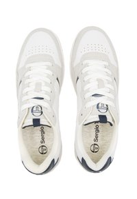 Witte en grijze sneakers met een gestructureerde bovenkant, geperforeerde details, witte veters en een ronde neus. Heeft een logo op de tong.