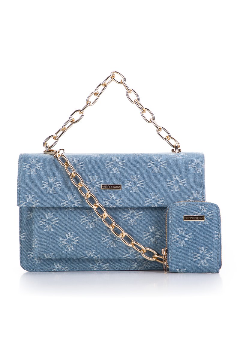Denim-Handtasche mit Klappendesign, hellblauer Farbe, weißem Blumendruck und goldener Kettenriemen. Beinhaltet ein passendes kleines Täschchen.