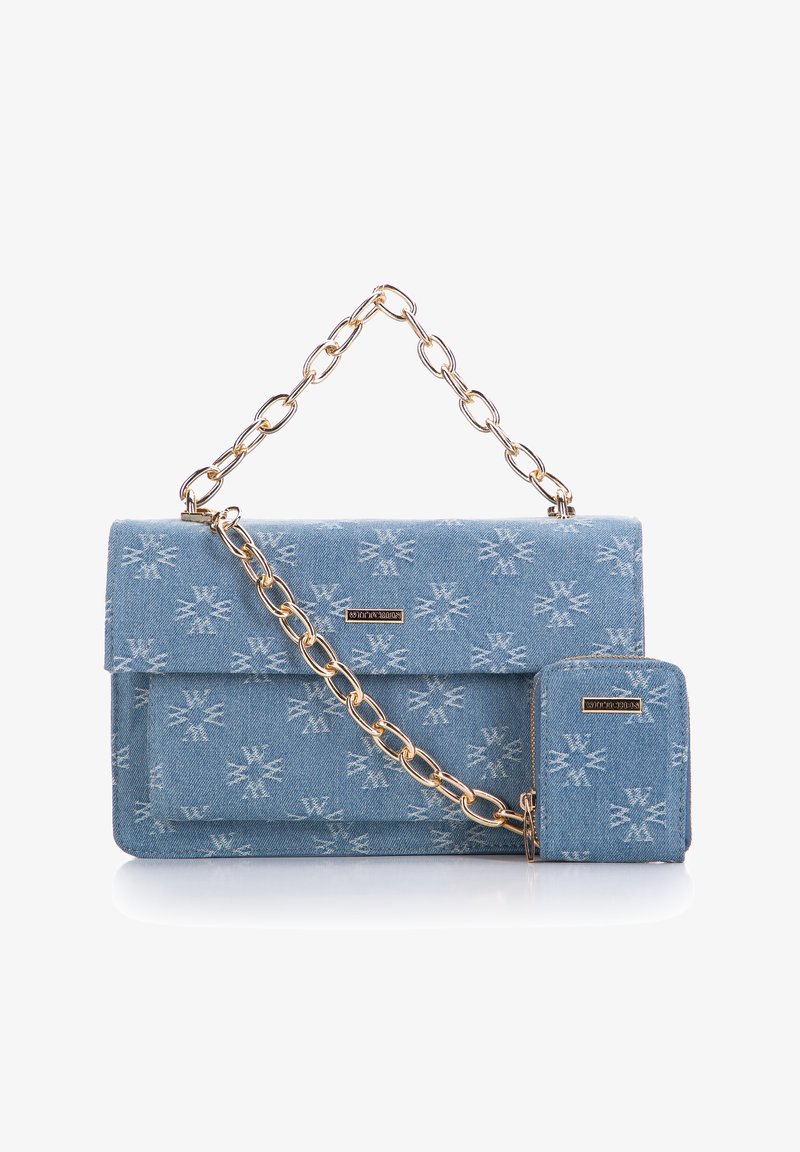Dámská džínsová kabelka s klopovým designem, světle modré barvy, bílou květinovou vzorovou a zlatým řetízkovým popruhem. Obsahuje také odpovídající malou taštičku.