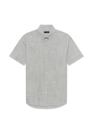 Camisa de manga corta con botones, con rayas verticales en gris claro y blanco, cuello clásico y botones delanteros a lo largo del centro.