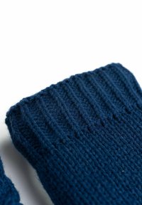 Calze lavorate a maglia di colore blu navy con un motivo a coste sul polsino, realizzate in filato testurizzato per garantire calore e comfort.