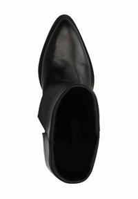 Stivale alla caviglia in pelle nera con punta affusolata e texture liscia. Presenta un design con ritaglio alla caviglia per un aspetto moderno.