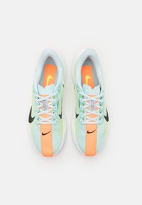 Svijetloplave atletske tenisice s narančastim i crnim detaljima, gornji dio od mrežaste tkanine i tekstila, crni Nike logo, podstavljeni bijeli potplat.