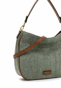 Borsa a spalla verde con texture, dotata di una tracolla in pelle marrone, con dettagli in hardware color oro e una piccola placca con logo.