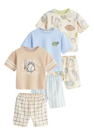 Tres conjuntos de camisetas de manga corta y pantalones cortos para niños con motivos deportivos y rayas en colores beige, azul claro y crema.