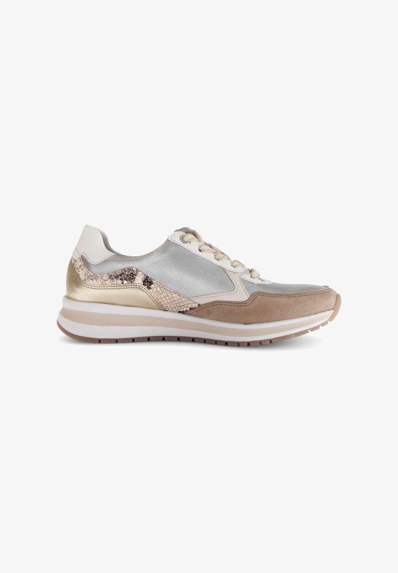Sneakers met een mix van zilveren, crème en beige materialen; met textuuraccenten van slangenleer, een gewatteerde kraag en een witte rubberen zool.