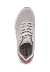 Zapatilla Skechers de color gris claro con cordones blancos, puntera perforada, cuello acolchado y acento en el talón en color granate, vista desde arriba.