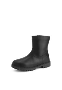 Zwarte leren laars tot halverwege de kuit met een dikke profielzool en een rits aan de zijkant, schuin naar links op een witte achtergrond.