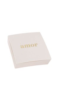 Caja cuadrada y suave de color rosa con una tapa redondeada. Presenta la palabra "amor" en letras doradas en la tapa. Superficie mate lisa, diseño minimalista.