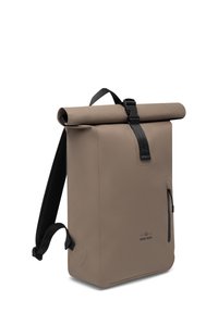 Beige roll-top hátizsák vízálló anyagból, cipzáras oldalzsebbel és állítható fekete pántokkal a kényelem érdekében.