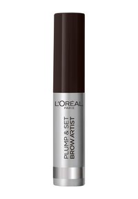 Gel à sourcils dans un tube cylindrique fin. Capuchon marron foncé, corps argenté avec du texte noir indiquant "PLUMP & SET BROW ARTIST". Texture lisse.