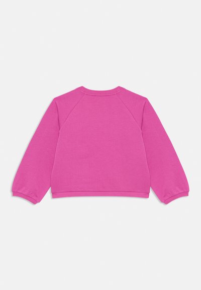 Rosa genser med rund hals, raglanermer og ribbede mansjetter. Strukturert stoff med ensfarget og uten synlige mønstre eller detaljer.