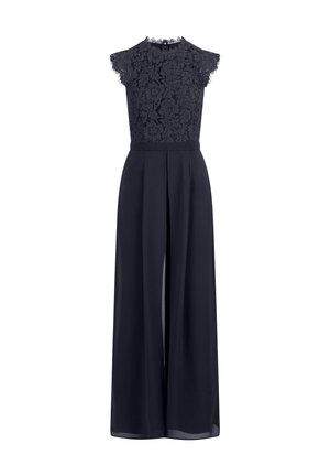 Tuta blu navy con parte superiore in pizzo a maniche corte, collo alto e pantaloni a gamba larga con dettaglio di piega frontale.