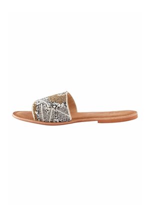 Flache Riemensandalen mit einem beaded Riemen in Gold, Silber und Weiß sowie einer braunen Ledersohle. Schlichte Form mit offenen Zehen.