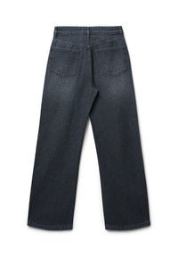 Jeans in denim scuro con taglio a gamba ampia, dotati di cinque tasche, chiusura con zip e superficie leggermente strutturata. Vista posteriore mostrata.