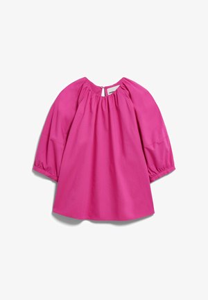 Blouse ample de couleur rose vif, avec col froncé, manches trois-quarts bouffantes et une petite ouverture en forme de goutte fermée par un bouton à l'arrière.