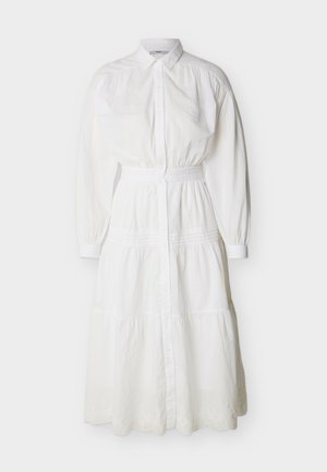 Witte midi-jurk met lange mouwen, knoopsluiting aan de voorkant, getailleerde taille, kraag en oogjesdetails langs de zoom.