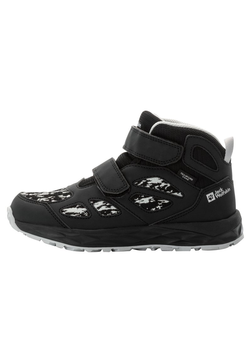 Scarpa da ginnastica bianca e nera con design high-top, tomaia in materiale sintetico con accenti in rete e due strap a velcro per la chiusura.