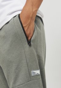 Jack & Jones JPSTWILL AIR PANTS - Pantalones deportivos - desert sage