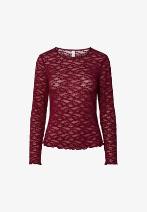 Burgundy långärmad spetsblus med vågig nederkant, som har ett strukturerat blommönster och rund halsringning. Lätt och semitransparent tyg.