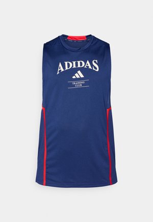 Mørkeblå ærmeløs træningstop med røde sidelommer. Har hvid "ADIDAS" logo og "TRAINING CLUB" tekst på forsiden. Lavet af åndbart materiale.