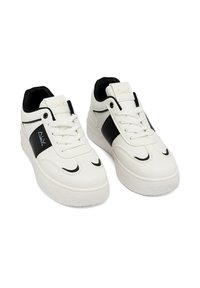 Sneakers bianchi con accenti neri, in materiale sintetico liscio, design a lacci e suole in gomma texturizzata. Presentano un logo sulla linguetta.