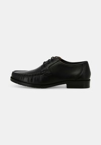 Scarpa da uomo in pelle nera, con punta arrotondata, design con lacci, cuciture visibili e tacco basso. Texture liscia e silhouette semplice.
