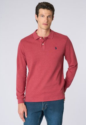 Polo a maniche lunghe in cotone rosso mélange, con colletto classico, patta con tre bottoni e logo ricamato sul lato sinistro del petto.