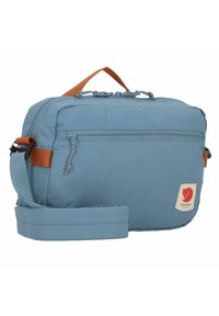 Blå nylon crossbody taske med brune detaljer, som har en frontlomme med lynlås, justerbar skulderrem og et logo-patch på siden.