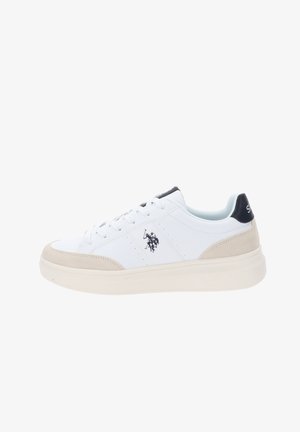 Białe skórzane sneakersy z beżowymi zamszowymi akcentami, perforowanym wzorem i ciemnoniebieską nakładką na pięcie. Zawierają logo po boku.